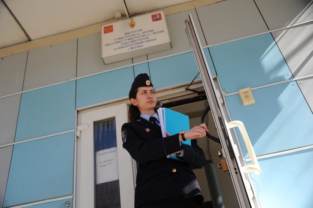 Полицейские Южного округа столицы задержали подозреваемых в разбое. Фото: Светлана Колоскова, «Вечерняя Москва»