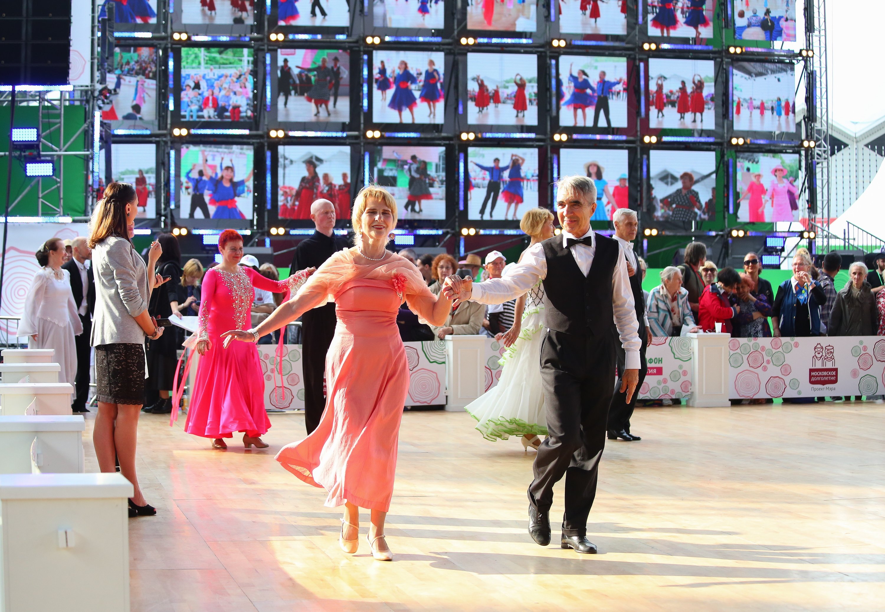 Люди старшего возраста стали участниками танцевальных фестивалей и показательных выступлений. Фото: Агентство Городских Новостей Москва