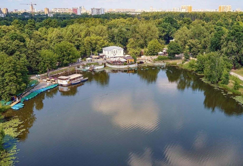 Жители Москвы могут поучаствовать в квесте-прогулке по паркам Москвы и получить подарки. Фото: сайт мэра Москвы