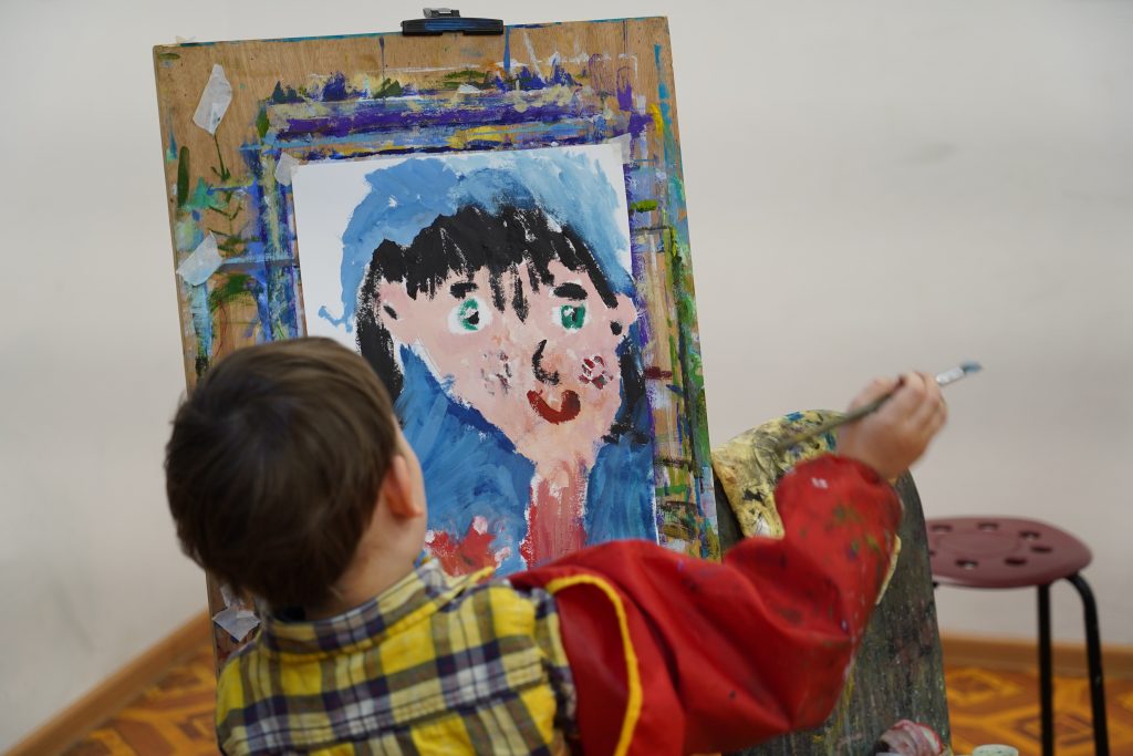 Юные художники юга нарисуют автопортрет в галерее «Пересветов переулок». Фото: Денис Кондратьев