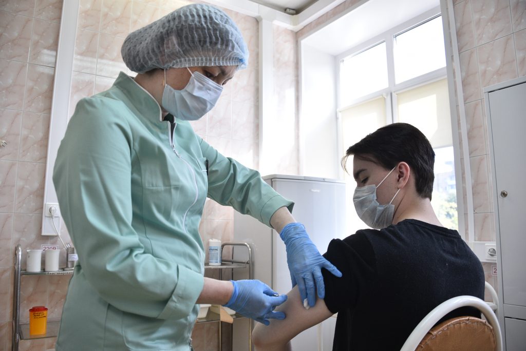 2 сентября 2020 года. Старшая медсестра Гузель Исхакова делает прививку от гриппа корреспонденту «ЮГ» Дмитрию Черкасову. Фото: Пелагия Замятина