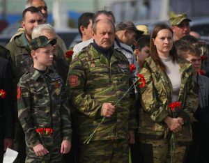 Участники памятной акции. В центре в первом ряду — Виталий Юдин, руководитель объединения «Память», справа — поисковик Елизавета Поколенко. Фото: Александр Кожохин