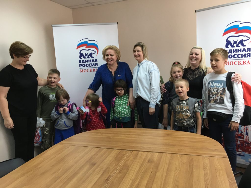Депутат Государственной Думы Российской Федерации Любовь Духанина на встрече с учениками