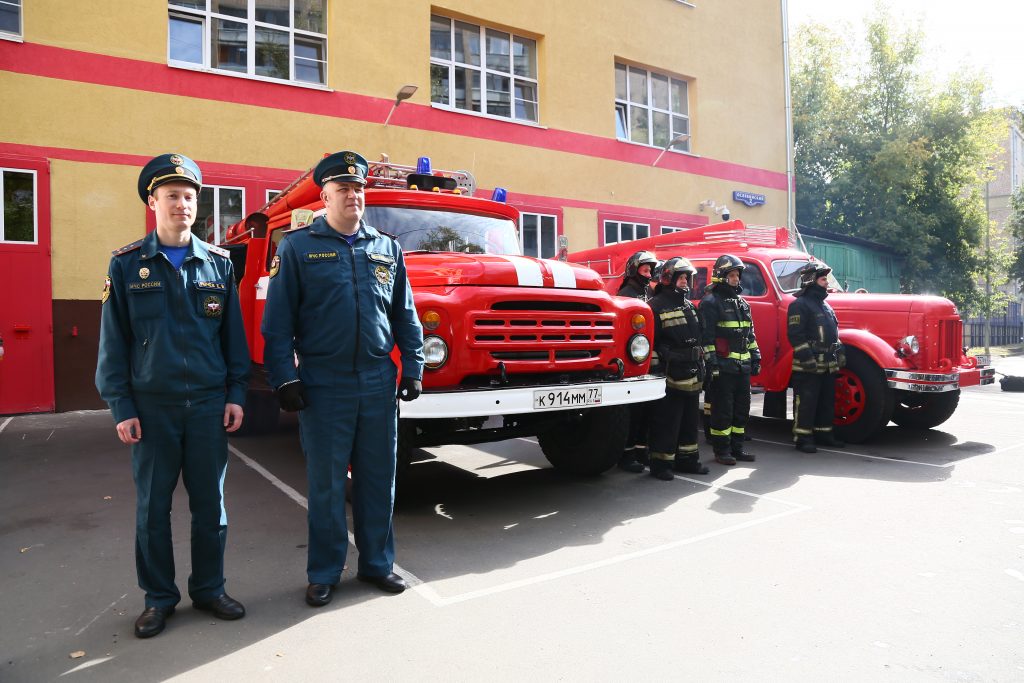 Автопробег раритетных пожарных автомобилей прошел в Москве. Фото: пресс-служба Управления по ЮАО Главного управления МЧС России по г. Москве