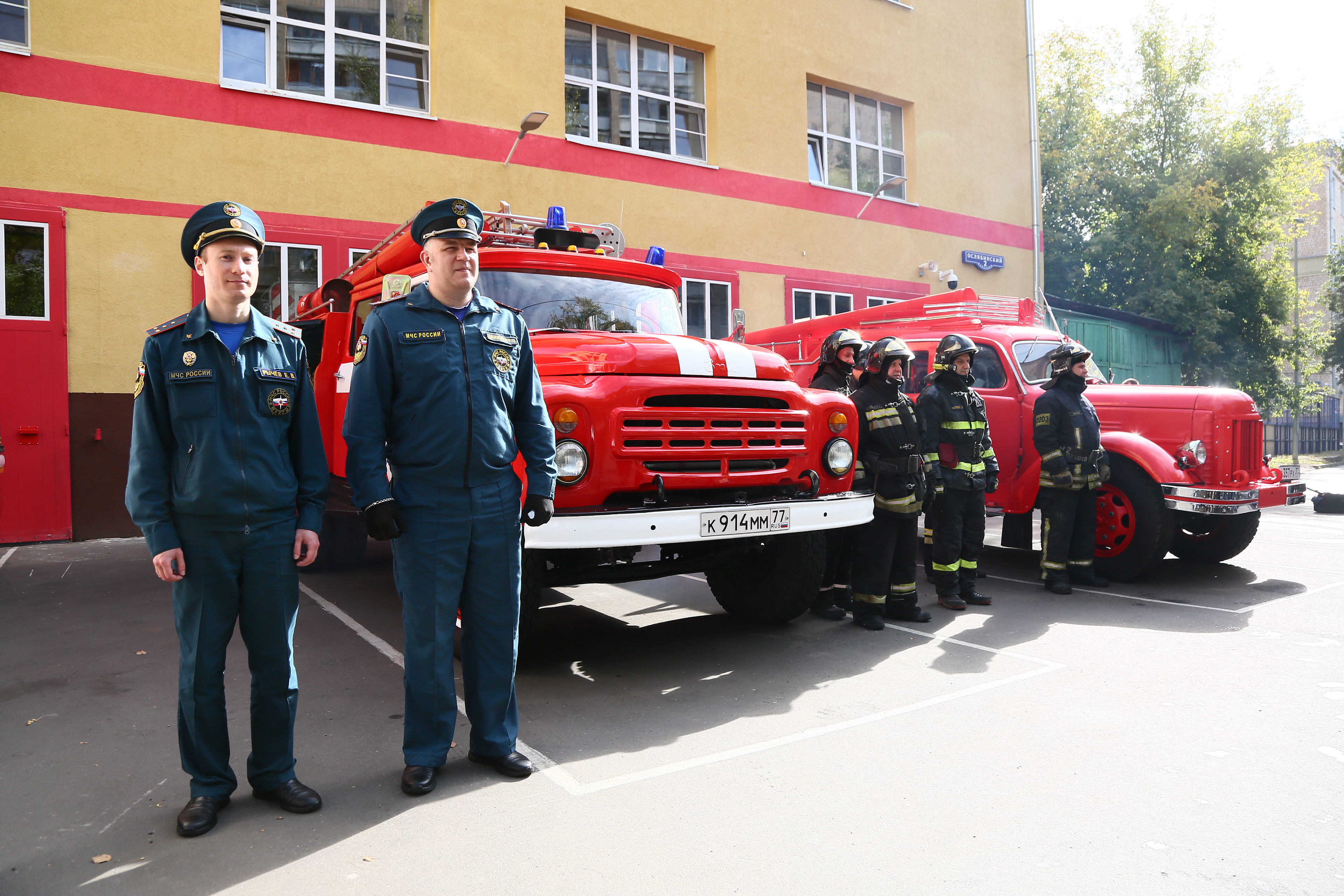 Автопробег раритетных пожарных автомобилей прошел в Москве