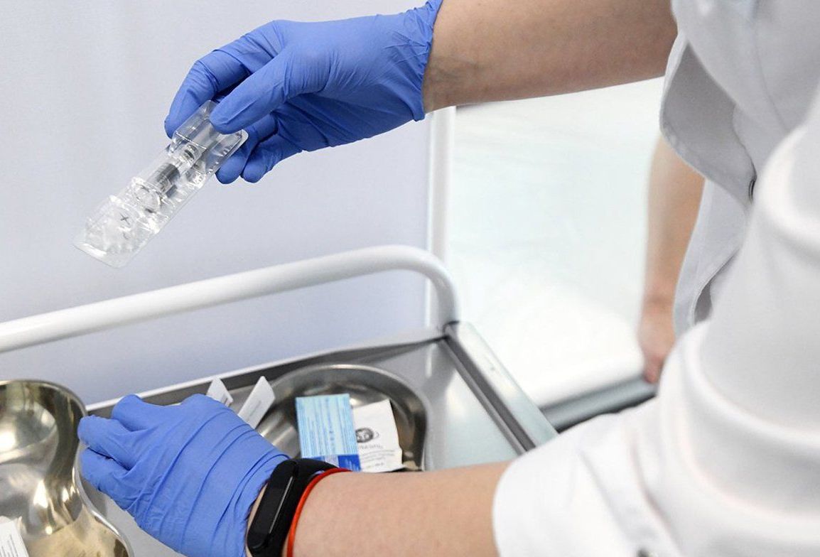 Главный инфекционист Москвы сделала прививку от коронавируса