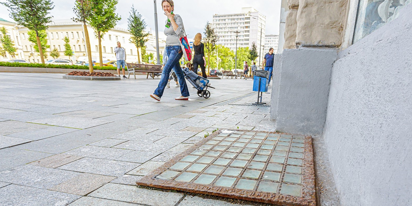 В Москве обнаружили необычные тротуарные решетки с призмами