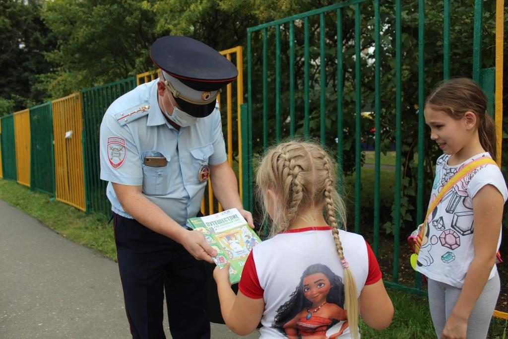 Акцию «Стань заметнее» провели сотрудники ГИБДД в Южном округе столицы. Фото: пресс-служба УВД по ЮАО