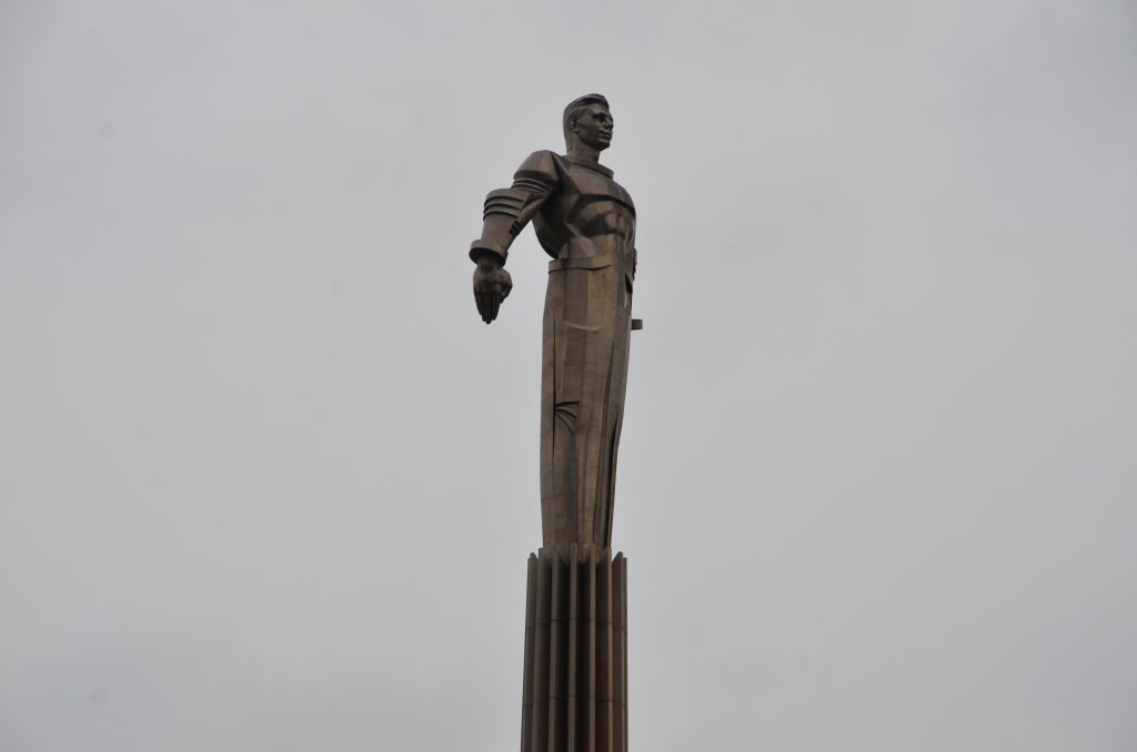 Памятник Юрию Гагарину могут признать лучшим в столице. Фото: Анна Быкова