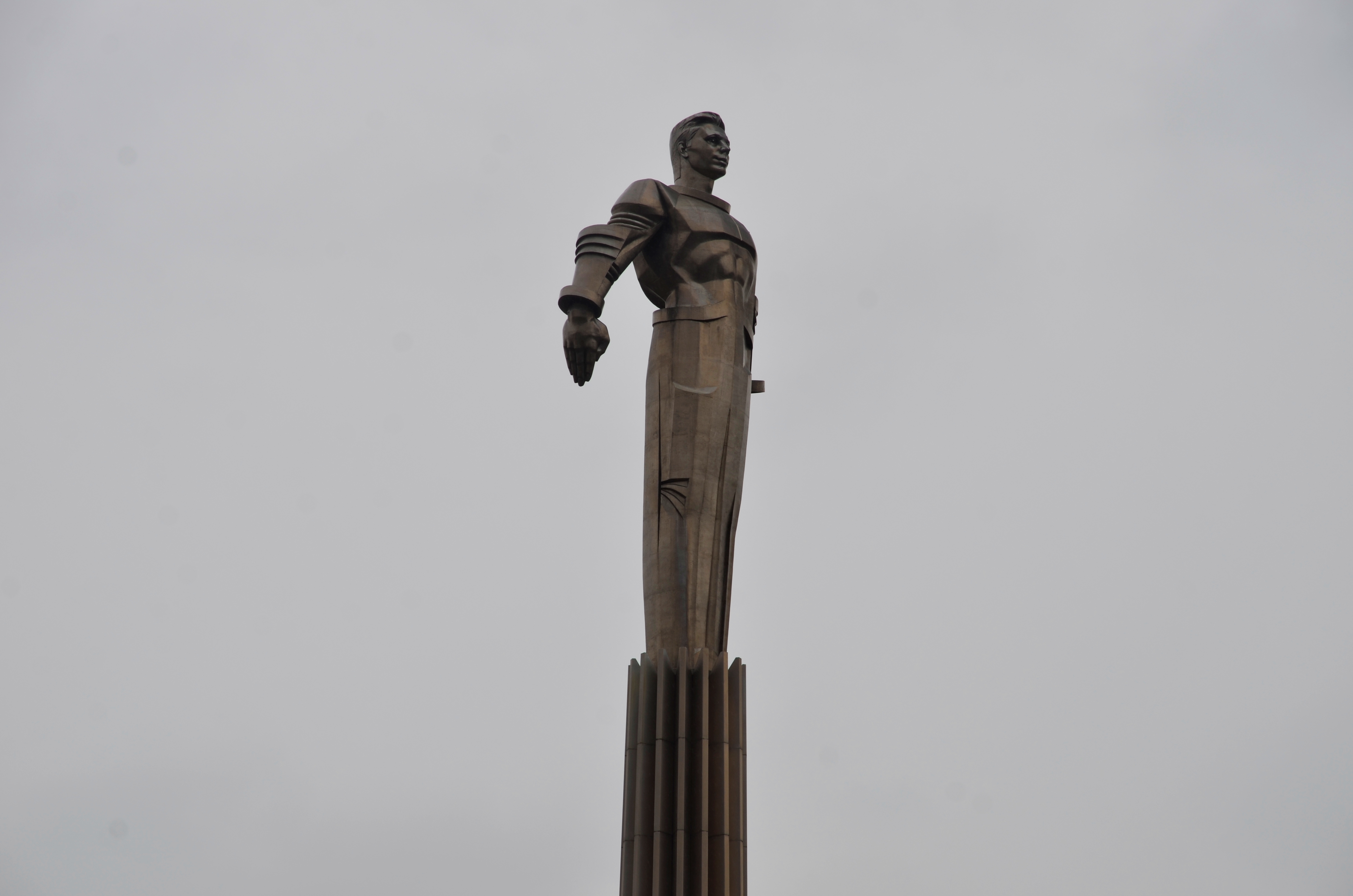 Сколько памятников гагарину. Памятник Гагарину в Москве на Ленинском проспекте. Памятник Юрию Гагарину в Москве на Ленинском проспекте. Гагарин статуя на Ленинском проспекте.