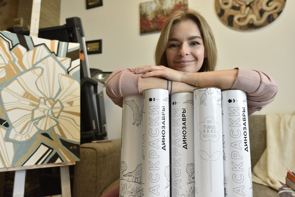 10 октября 2020 года. Молодая предпринимательница и мама Екатерина Лисич упаковывает раскраски для отправки по почте. Фото: Пелагия Замятина 