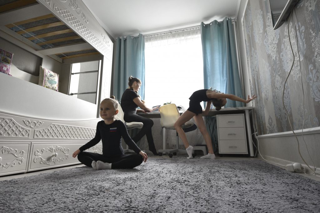 12 октября 2020 года. Екатерина Шершнева привыкла, что во время каникул ее квартира была гимнастическим залом. Фото: Пелагия Замятина 
