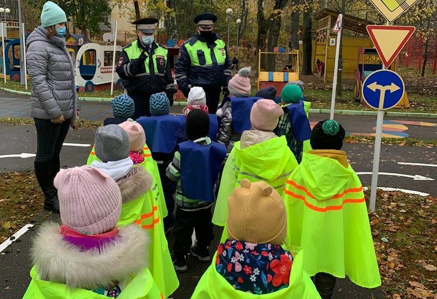 В автогородке на юге Москвы сотрудники Госавтоинспекции организовали занятия для дошкольников. Фото: пресс-служба УВД по ЮАО