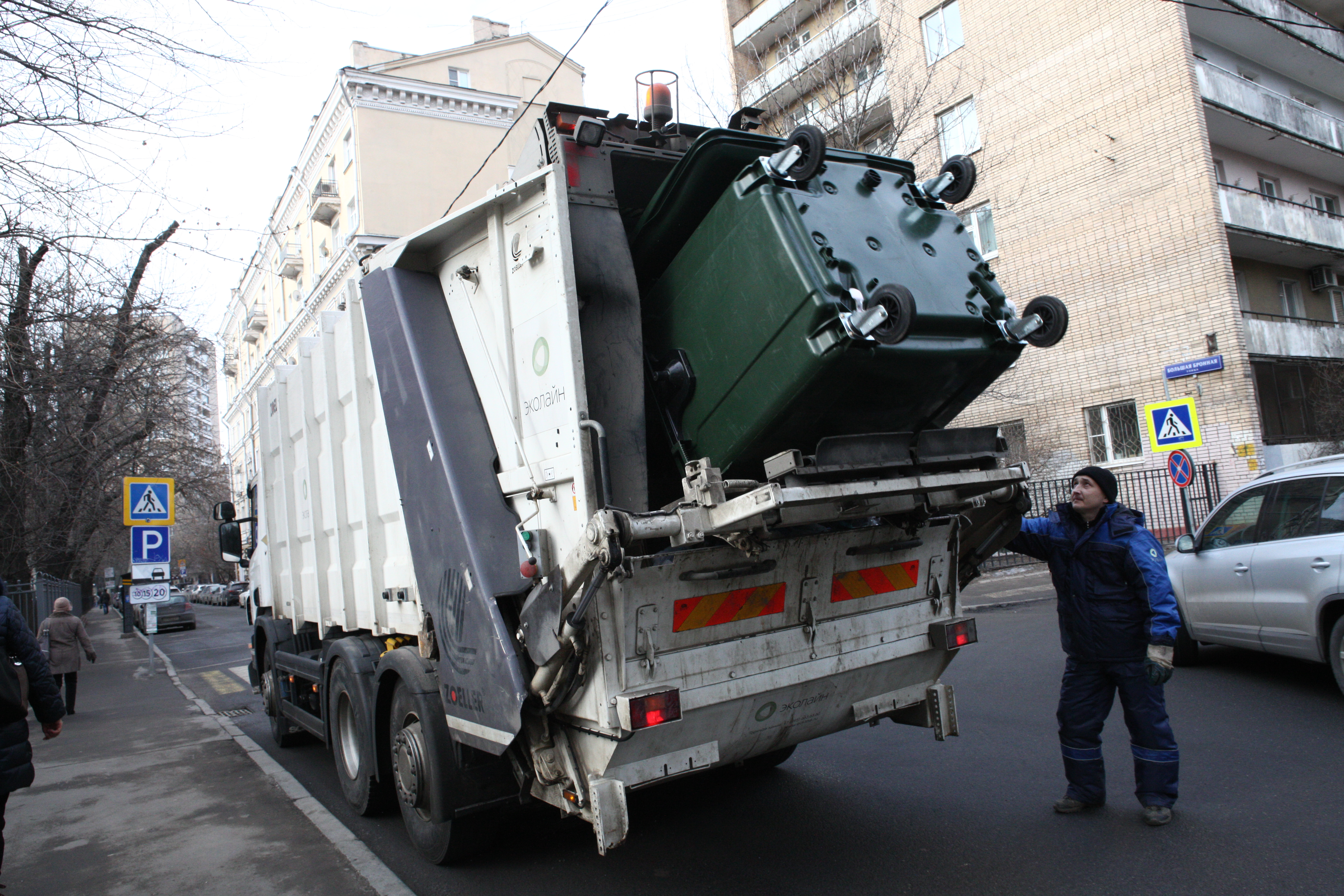 Мусоровоз зарплата. МСК-603 мусоровоз. Мусорная машина. Помойная машина.