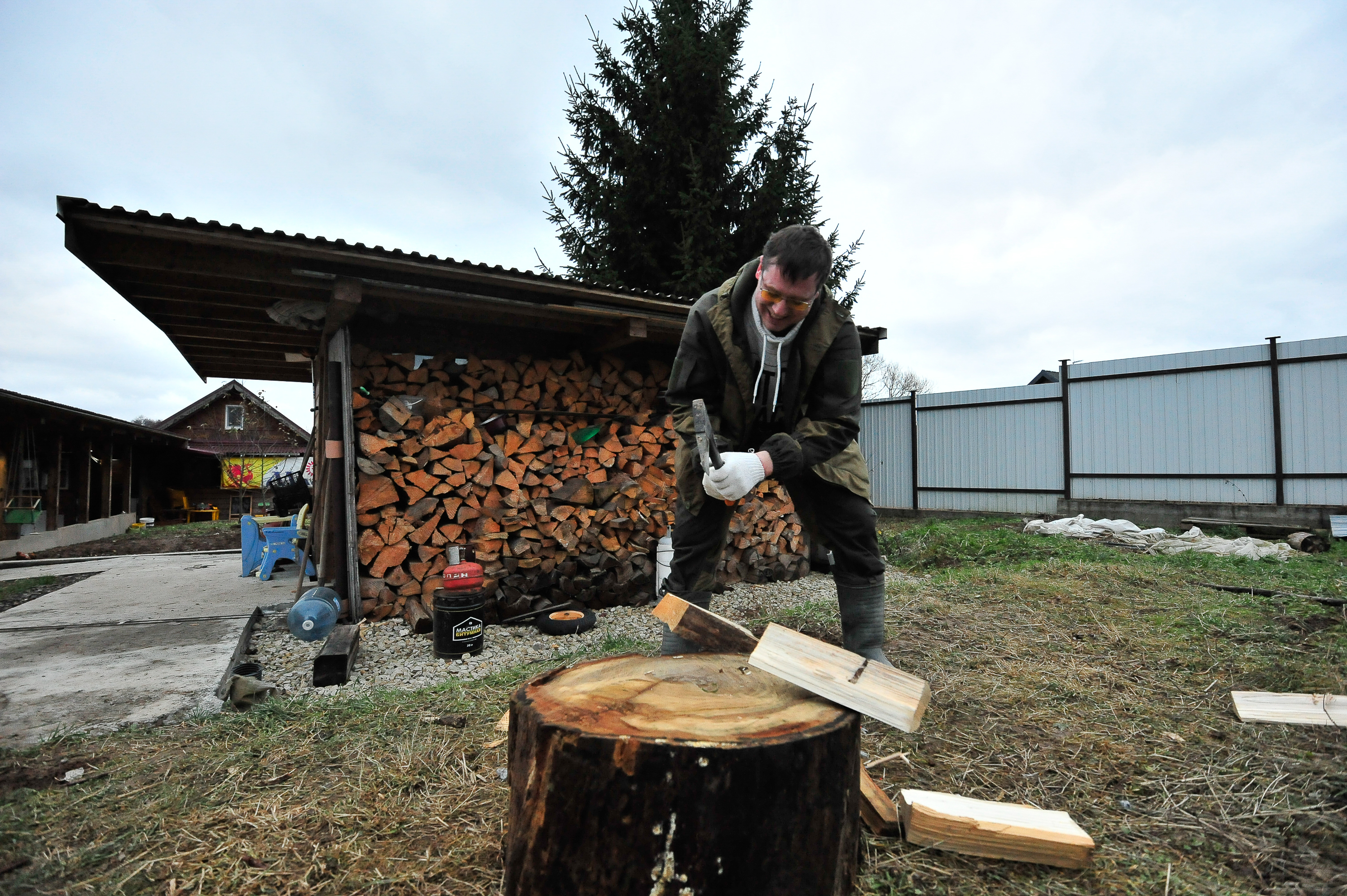 Количество доставленных партий дров в Москве превысило 10 тысяч