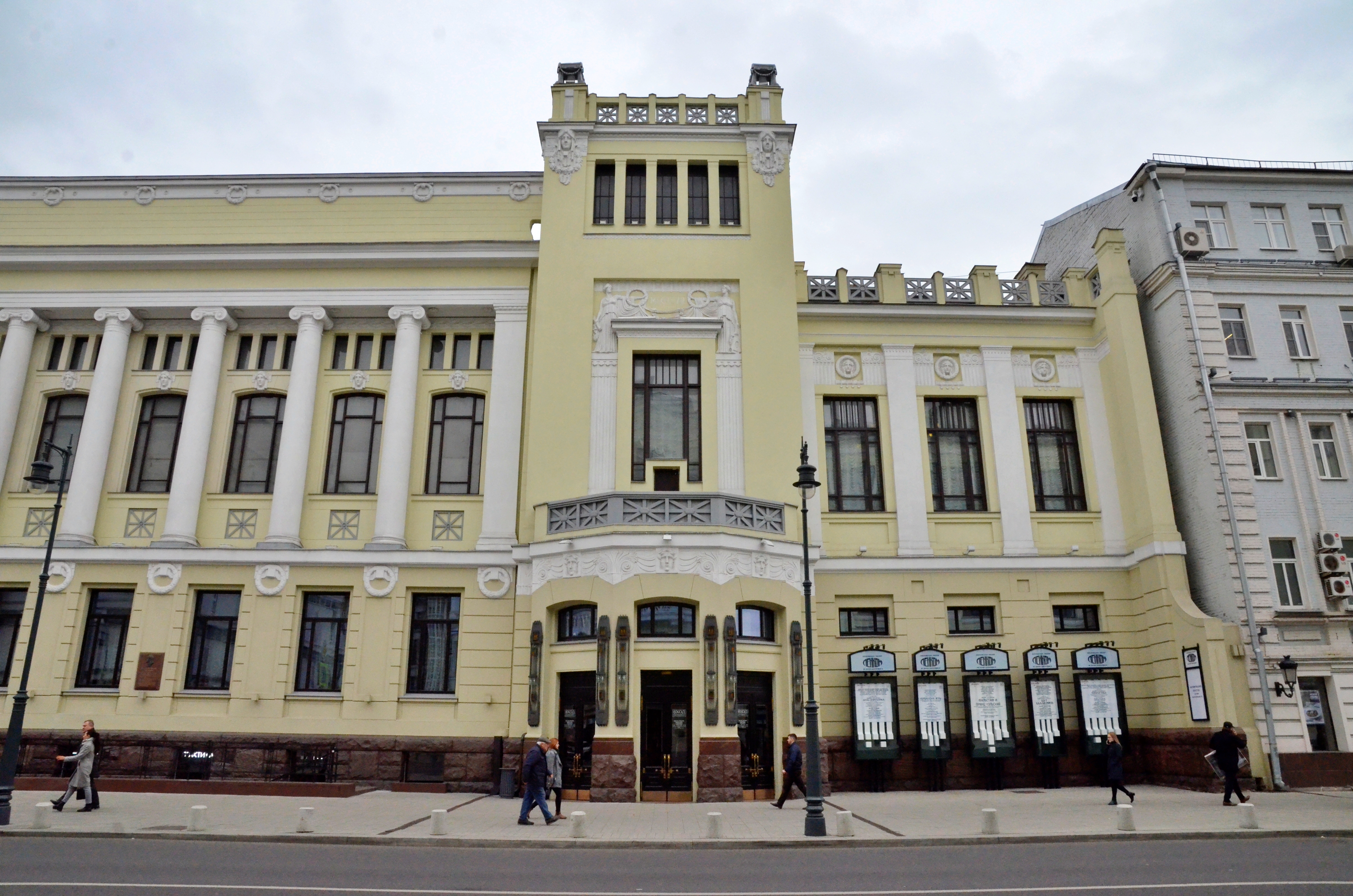 Ленком википедия. Театр Ленинского Комсомола. Московский государственный театр Ленком марка Захарова. Театр имени Ленинского Комсомола в Москве. Театр Ленком Москва.