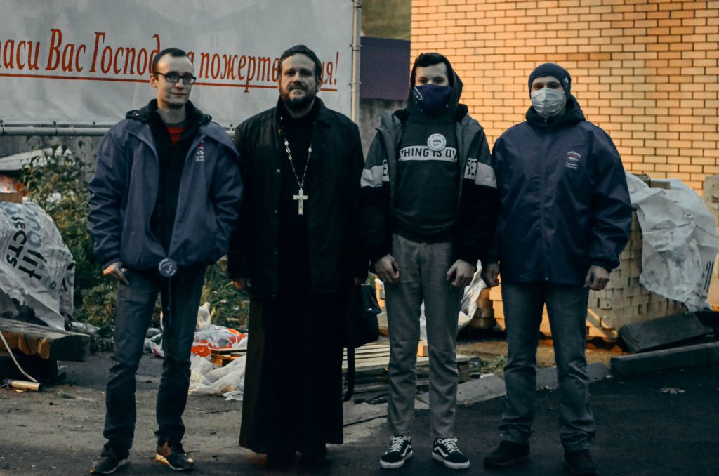 Волонтеры Южного округа передали материалы для строительства воскресной школы. Фото предоставили сотрудники пресс-службы ЮАО