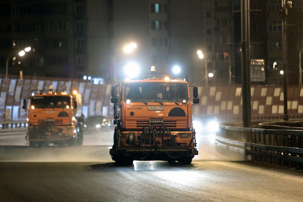 Противогололедная обработка дорог началась в Москве