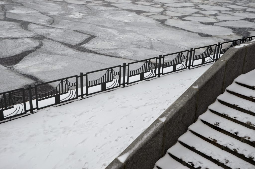 Зимние знаки безопасности установили в Южном округе. Фото: Анна Быкова