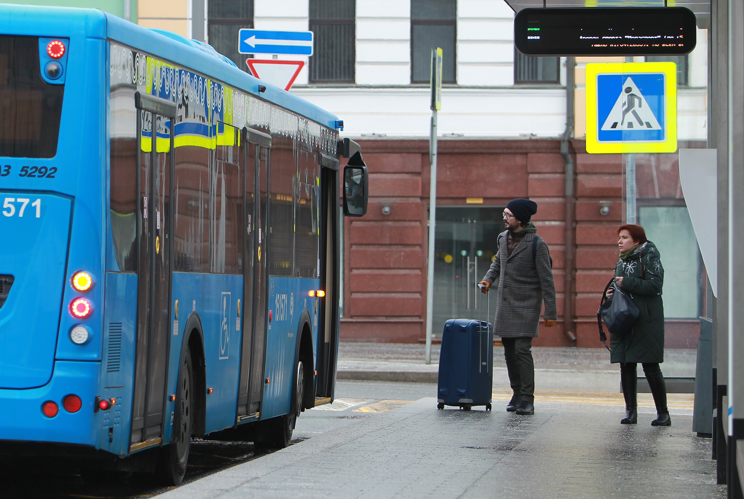 Автобусы в Москве бесплатно перевезли 40 тысяч медработников