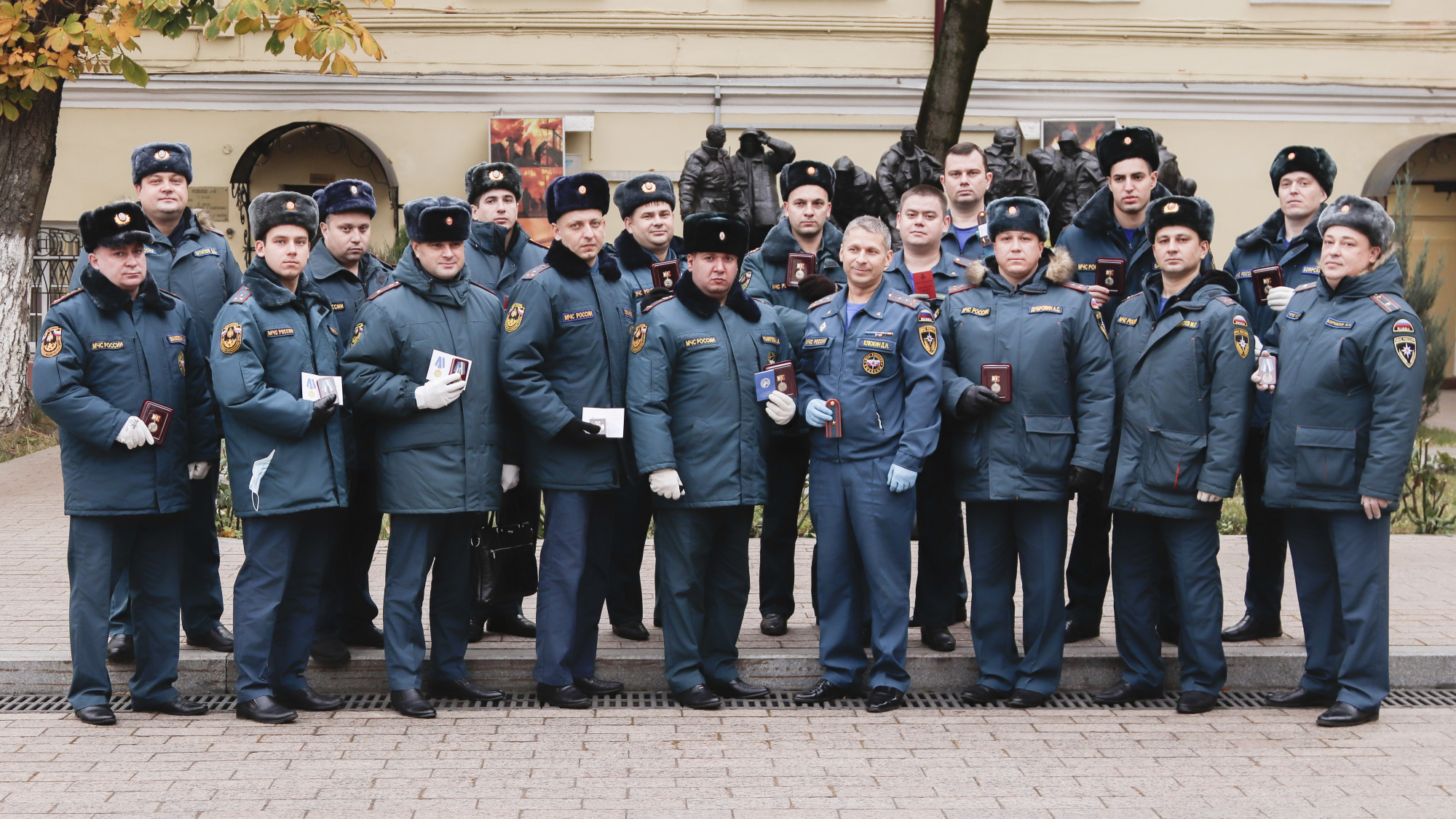 Столичные пожарные награждены Знаком Губернатора Рязанской области за ликвидацию последствий пожара под Рязанью. Фото: Главное управление МЧС России по г. Москве