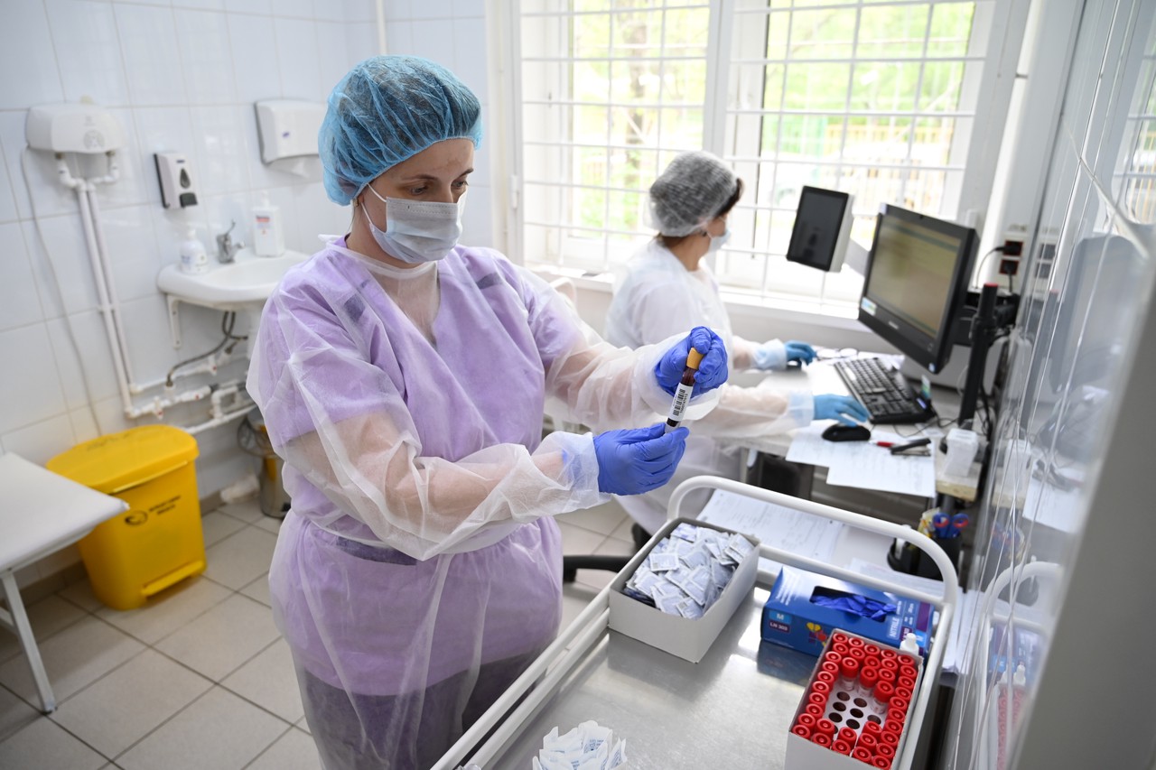 Более 8,2 тысячи случаев коронавируса зафиксировали в Москве за сутки