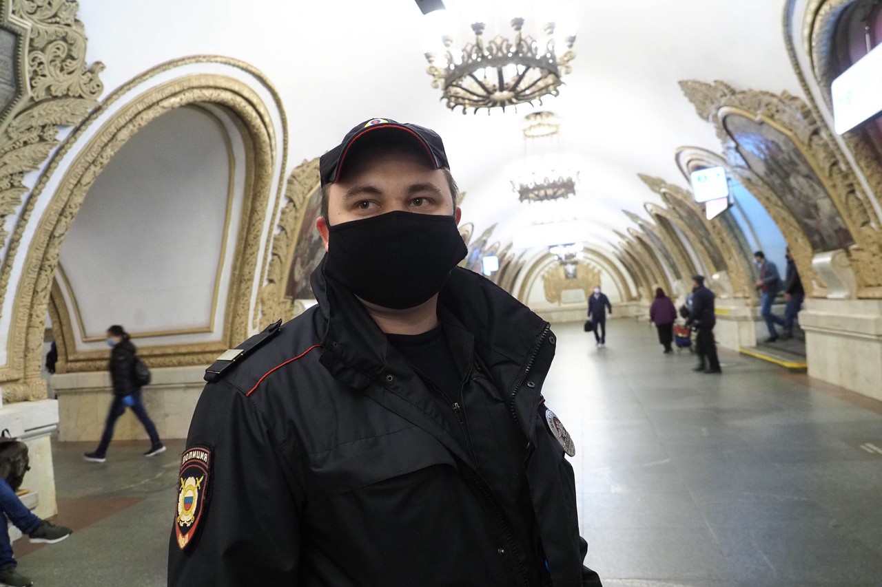 Число сотрудников службы безопасности увеличат на Новый год в метро