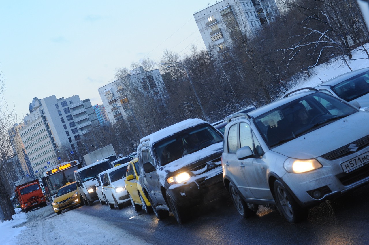 Московских водителей призвали быть внимательными из-за гололедицы