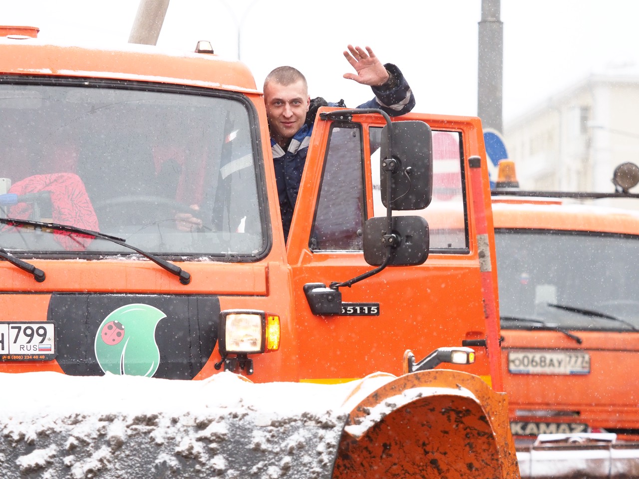 Свыше 10 единиц техники устраняют последствия снегопада в Москве