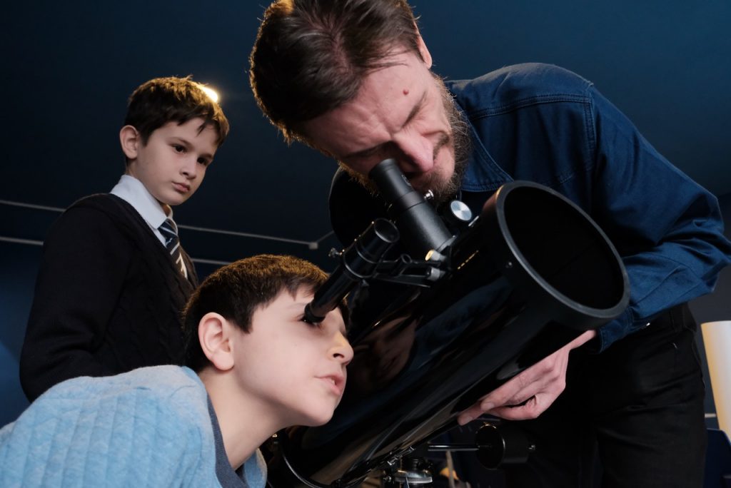 Детский технопарк «Мосгормаш» оборудовали цифровыми телескопами. Фото: Максим Аносов, «Вечерняя Москва»