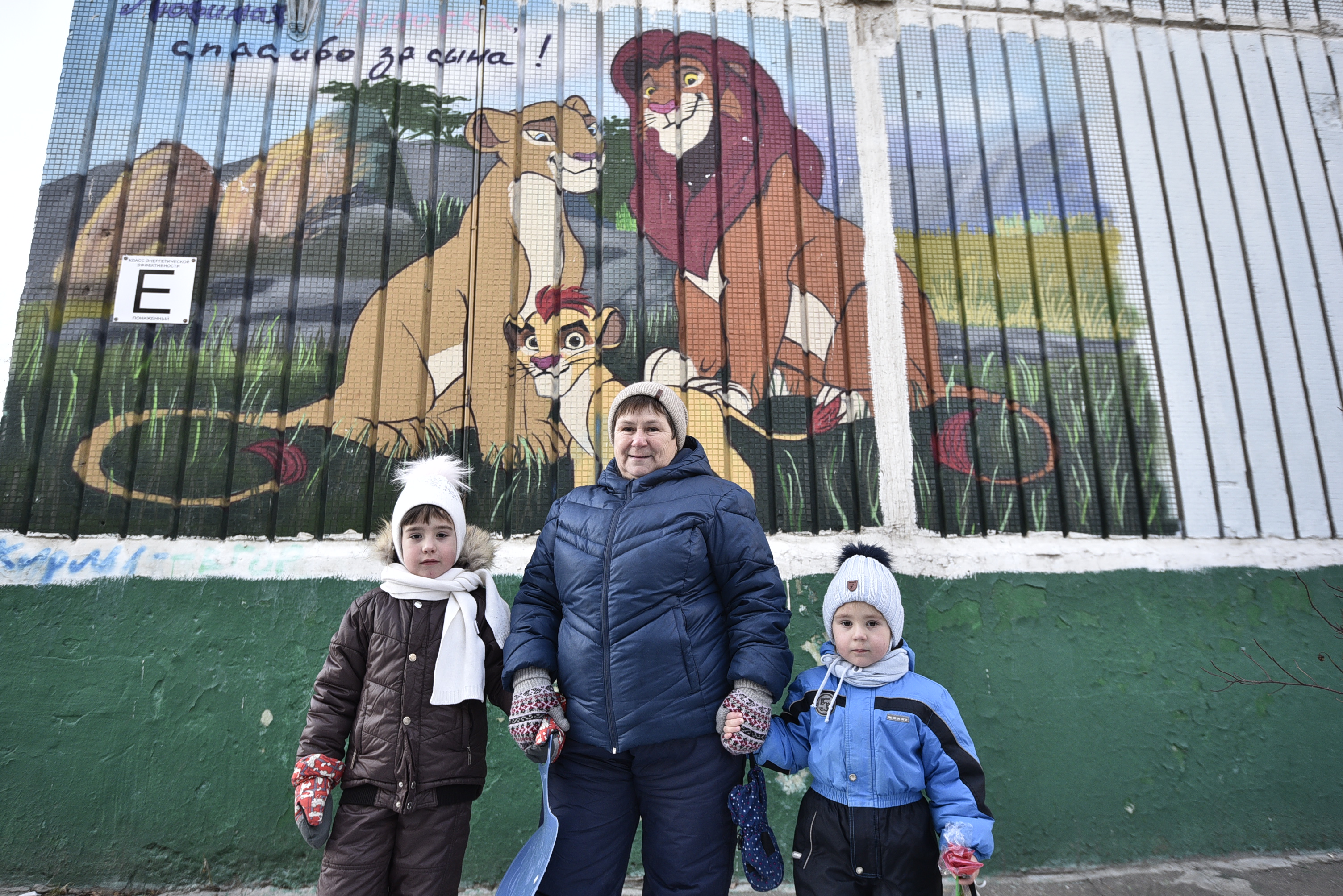 12 декабря 2020 года. Пенсионерка Нина Исаева на прогулке с внучками Ксюшей (слева) и Машей любят приходить и рассматривать граффити по мотивам мультика. Фото: Пелагия Замятина