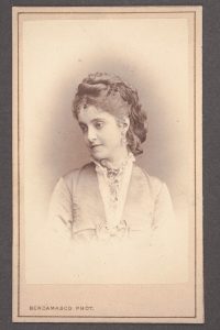Портрет, хранящийся в семье Ирины Кошеленко, мог быть написан с фотографий итальянской примы Аделины Патти. Поза явно скопирована с этого снимка, сделанного в 1870–1871 годах во время гастролей примы в Санкт-Петербурге. Фото: фотография Бергамаско. 1870-е гг.
