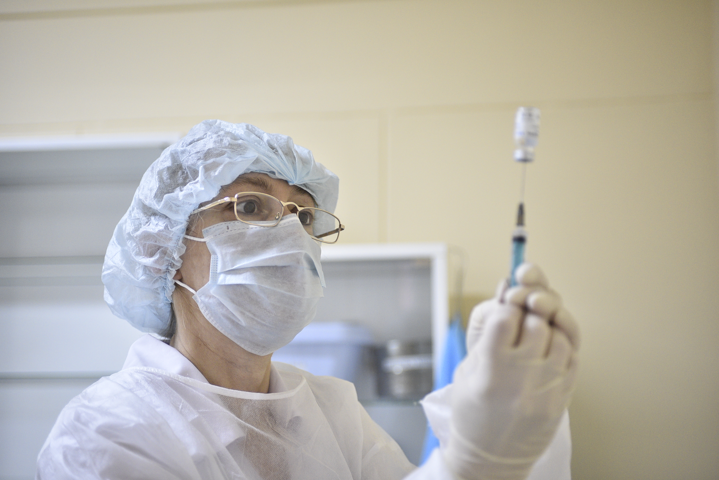 14 декабря 2020 года. Медсестра филиала № 3 ГП № 2 ТатьянаМусина готова делать жителям прививку от коронавируса. Фото: Пелагия Замятина