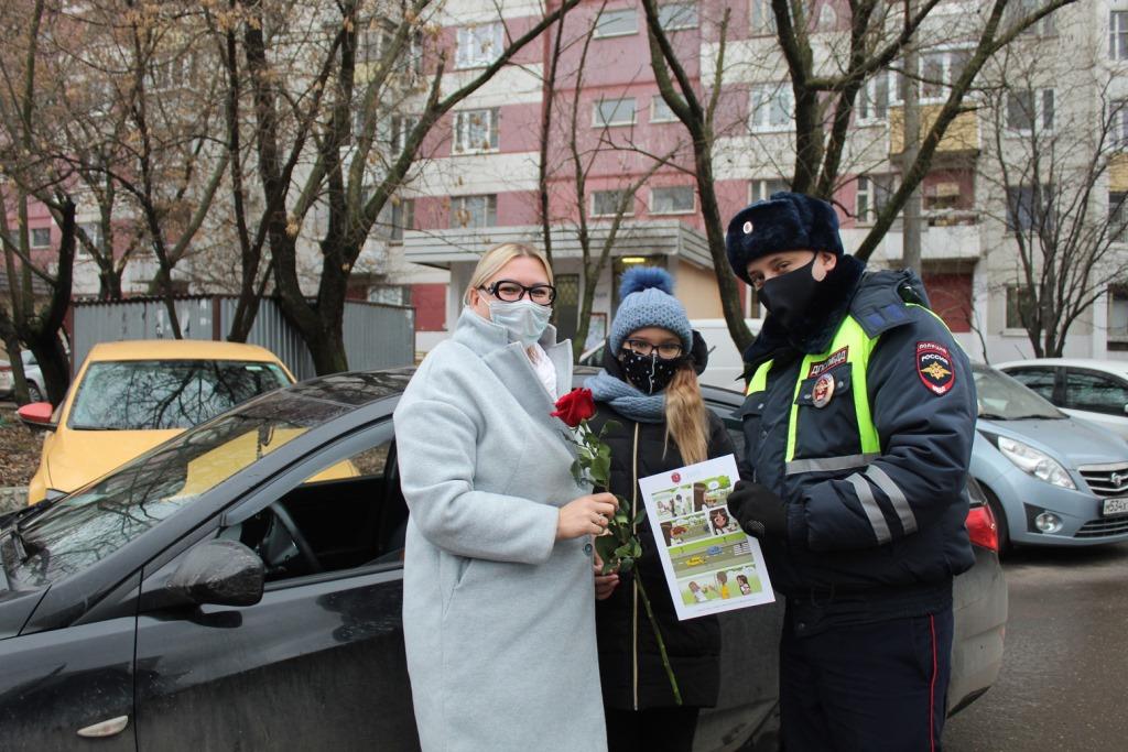 Дорожные полицейские на юге столицы поздравили женщин с Днем матери. Фото: пресс-служба УВД по ЮАО