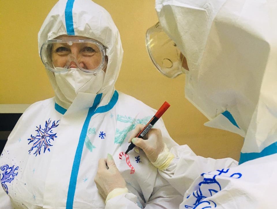 Новый год в Павловской больнице: врачи поддержали пациентов «красной зоны»