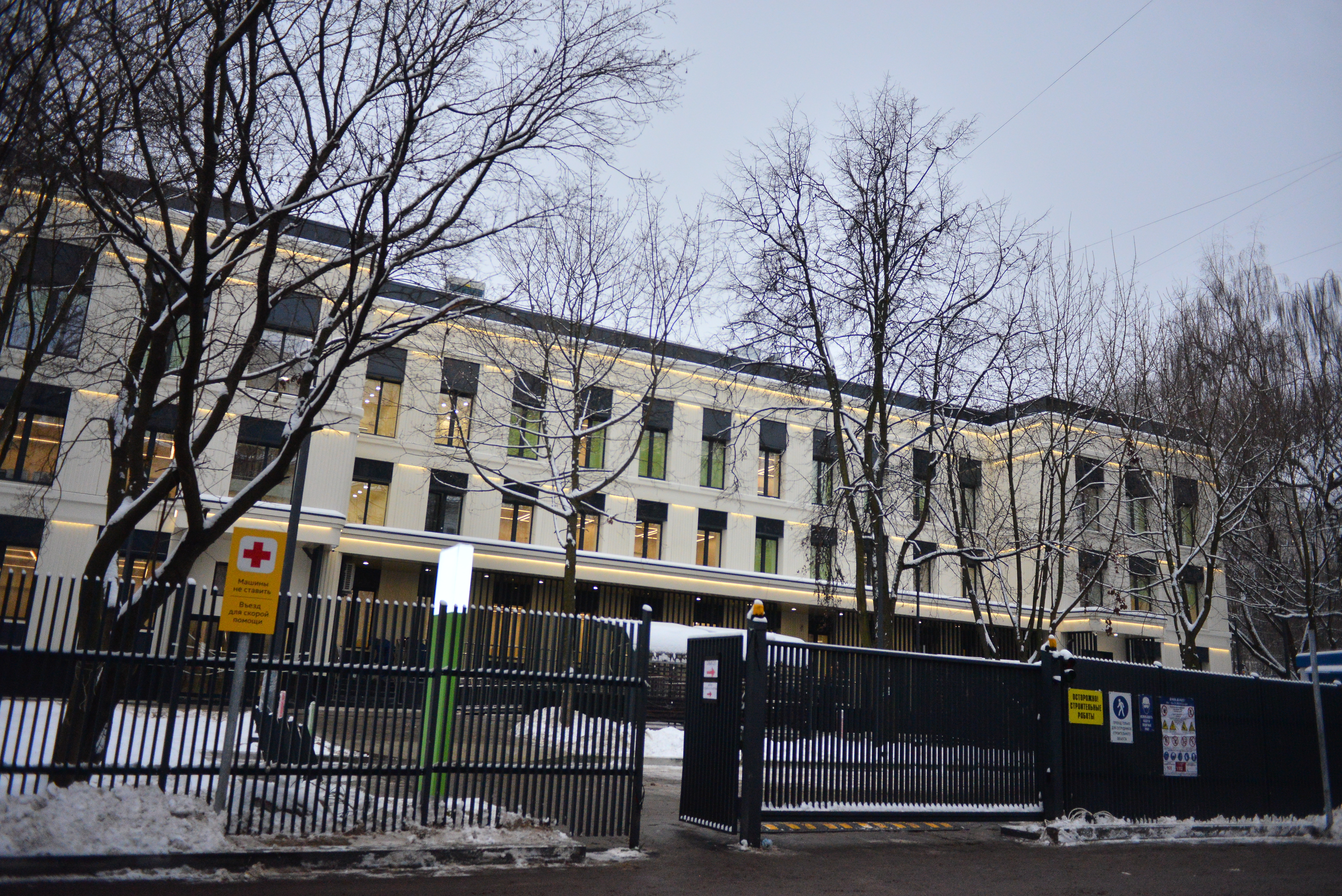 Депутатам и жителям Чертанова Южного показали ход ремонта филиала детской поликлиники №98