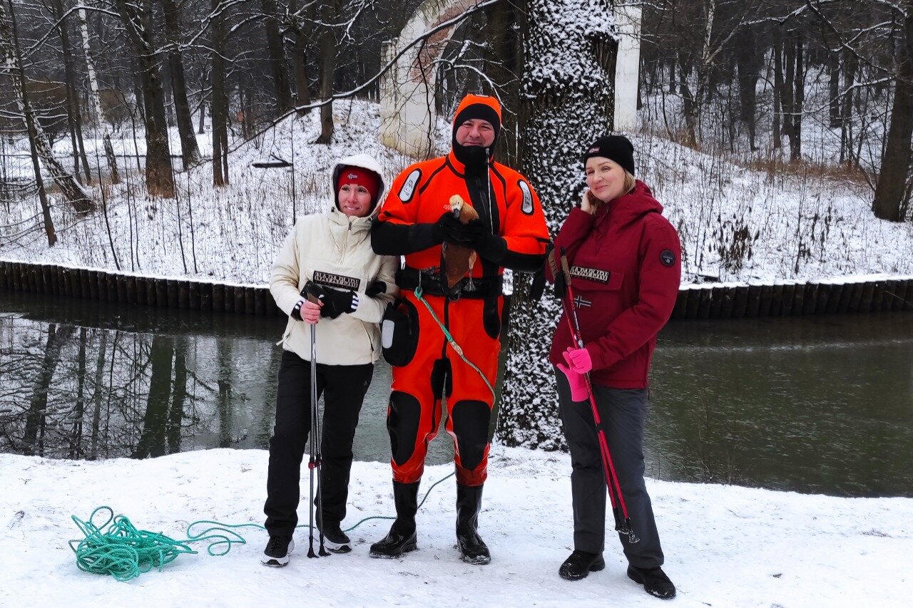 На Царицынском пруду спасли замерзающую утку. Фото: пресс-служба ГОЧСиПБ