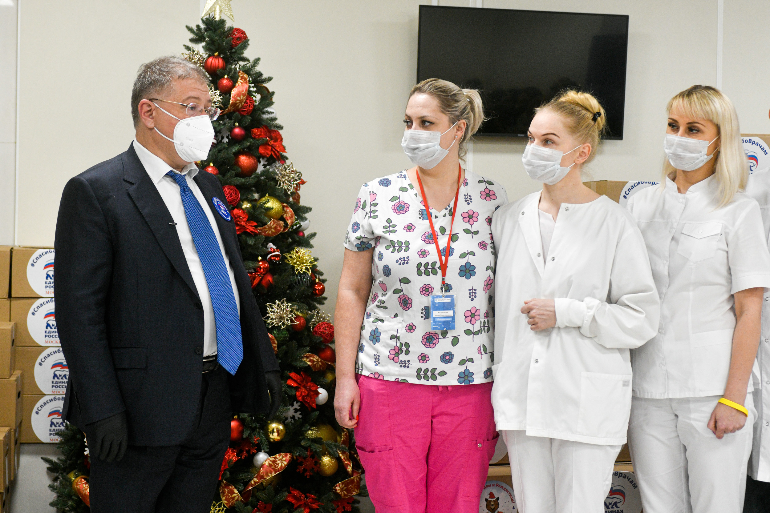 Депутаты поздравили сотрудников антиковидного госпиталя с наступающими праздниками