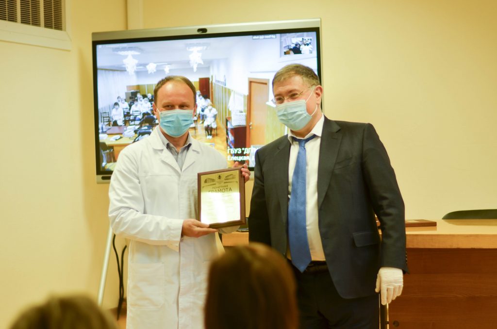 Главный врач центральной детской поликлиники №12 получил награду за многолетнее служение. Фото: Ангелина Щедрина