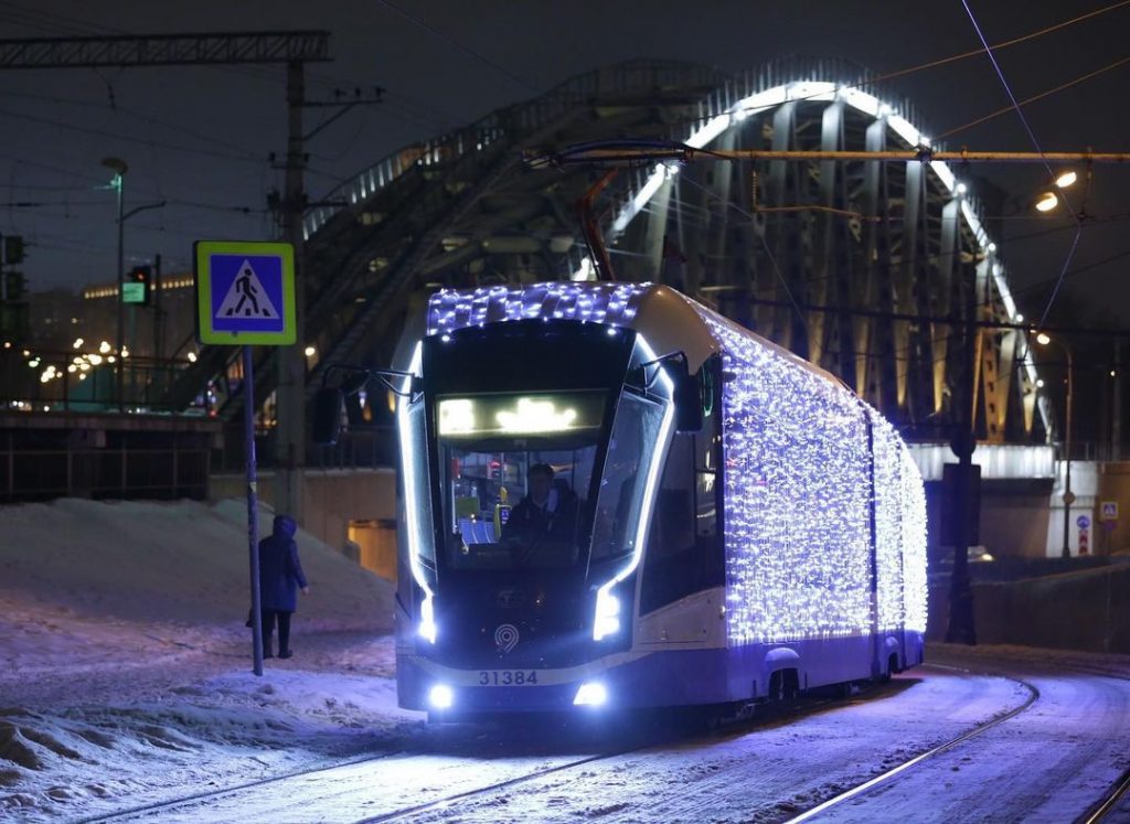 Новогодний экспресс на улицах юга. Фото: Анатолий Цымбалюк