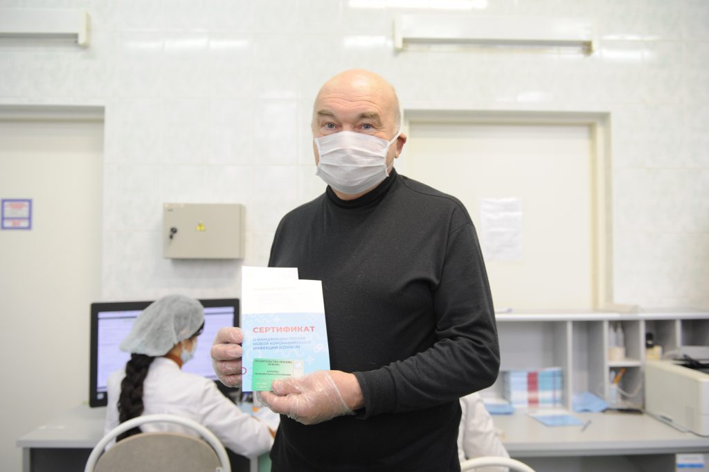 19 января 2021 года. Пенсионер Владимир Дубровин очень ждет вторую прививку, чтобы вернуться к обычной жизни. Фото: Игорь Генералов