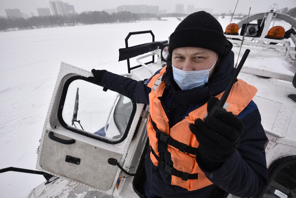 21 января 2021 года. Спасатель Рустам Хасянов проверяет толщину льда на Борисовских прудах. Фото: Пелагия Замятина