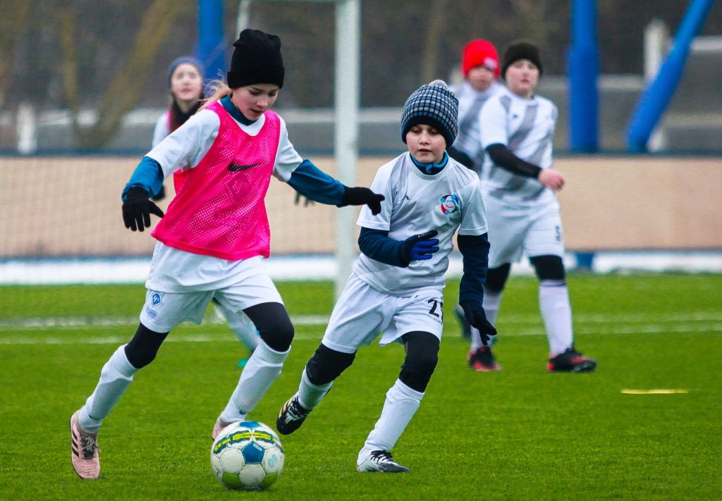 Девочки против мальчиков: сине-белые приняли участие в товарищеском турнире. Фото: страница Женского футбола «Чертаново» в социальных сетях