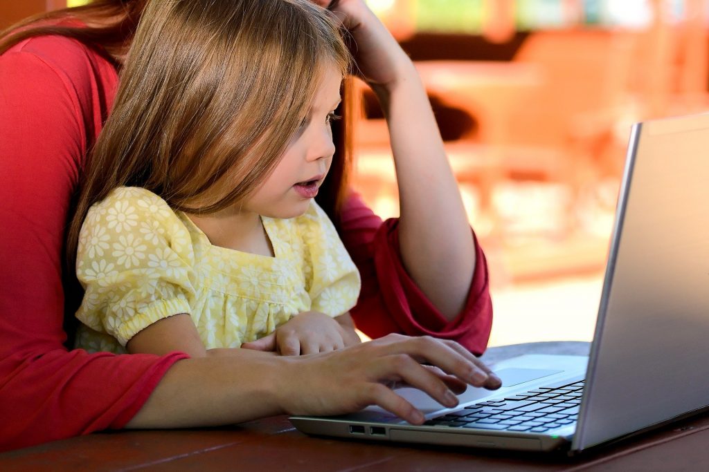 Ребенок и компьютер: психолог «Берегини» дала советы родителям. Фото: pixabay.com