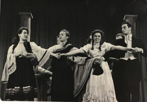 1951 год. «Аттестат зрелости» на сцене ДК ЗИС. Первый справа — 17-летний Вася Лановой, вторая справа — Рита Монахова. Фото: фото театральной студии ДК ЗИЛ