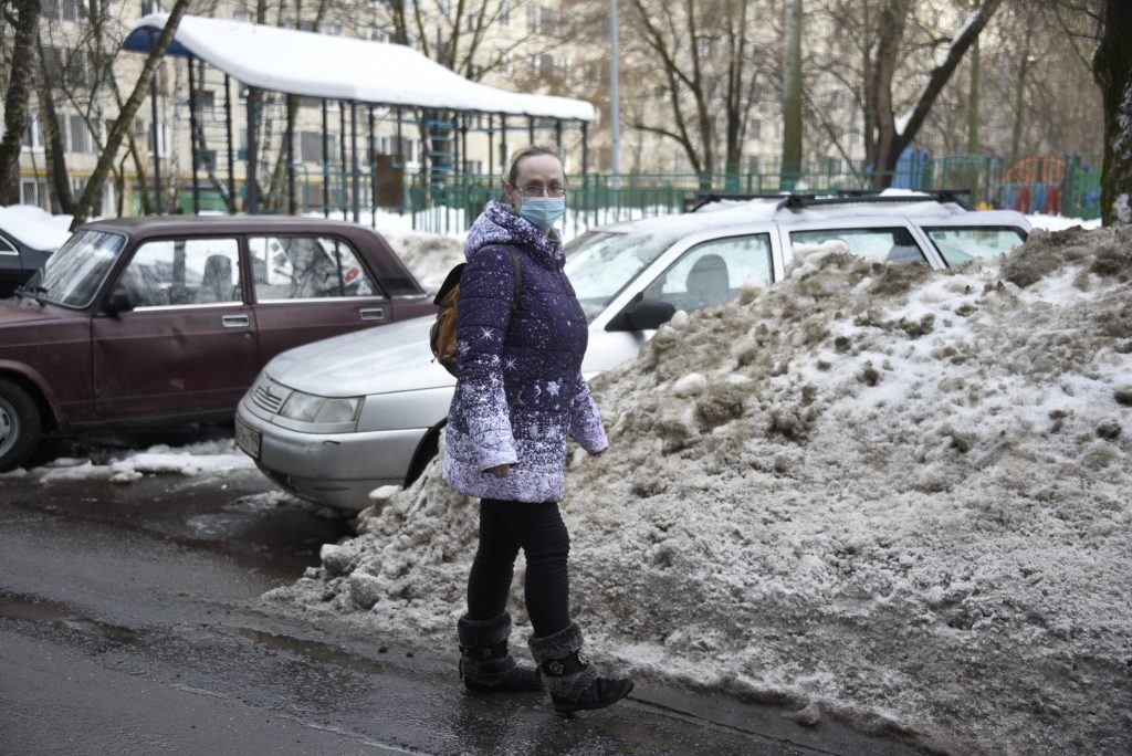 25 января 2021. Анна Иванова показывает одну из машин, к которой невозможно подобраться из-за снега. После обращения проход к нему и к рядом стоящим автомобилям расчистили. Фото: Пелагия Замятина