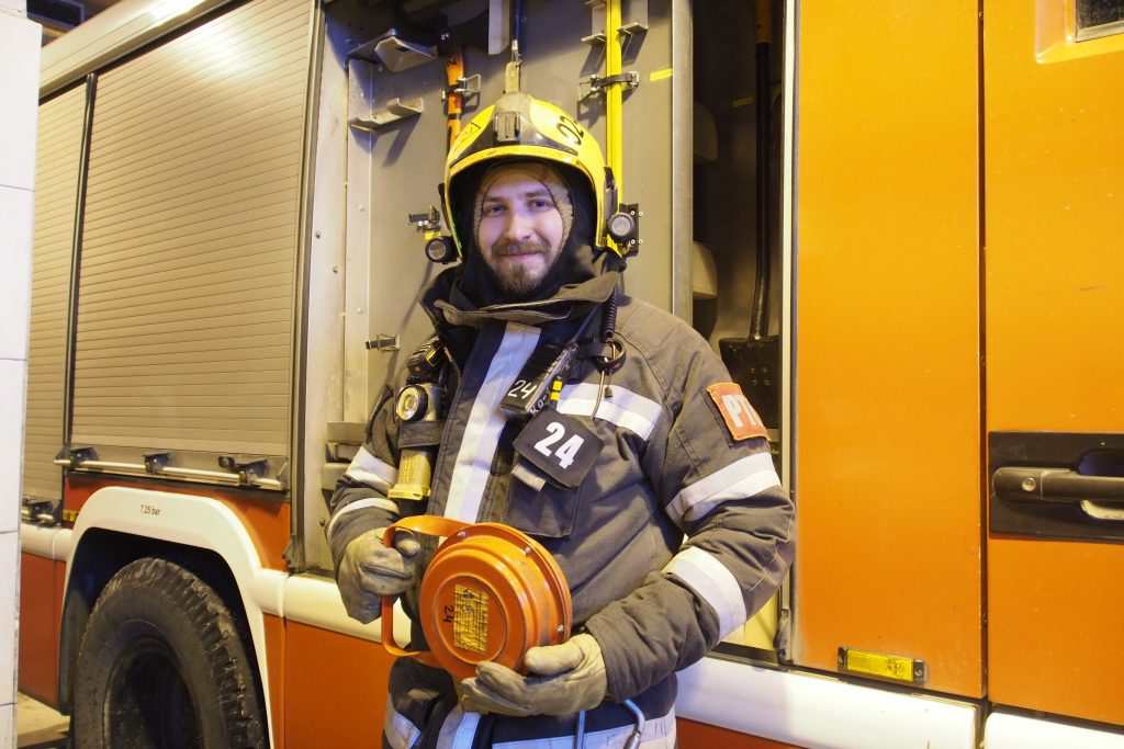 7 февраля 2021 года. Лейтенант Александр Добродеев служит в родной 24 пожарно-спасательной части на Варшавском шоссе. Фото: Элина Максимова 
