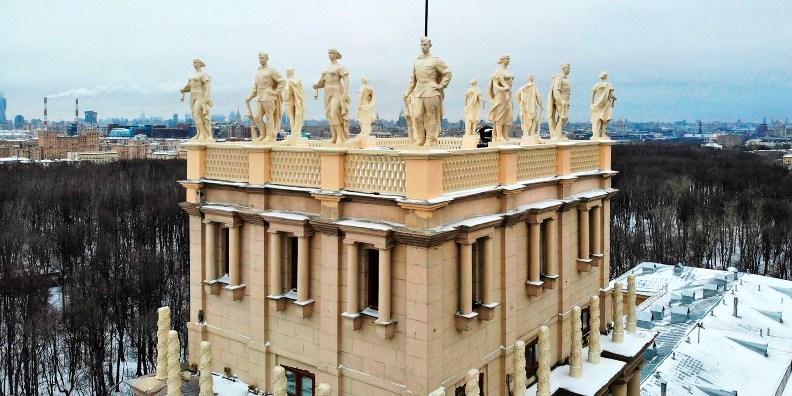 Москвичам рассказали о мужественной скульптурной группе на Ленинском проспекте
