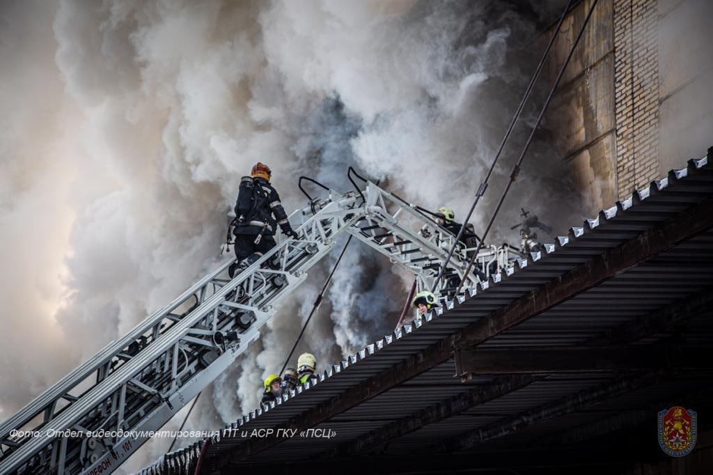 Пожарные столицы потушили склад в Царицыне