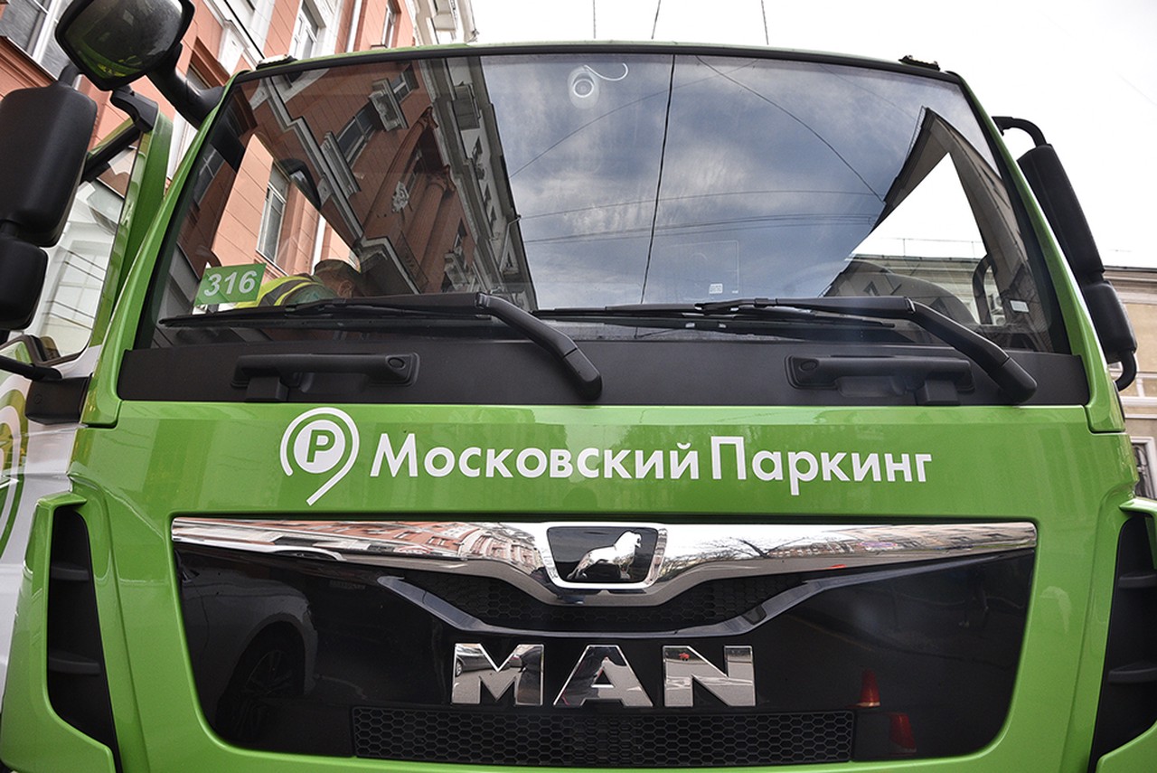 Эвакуаторы Москвы отвезли на спецстоянки более тысячи люксовых авто в 2021 году